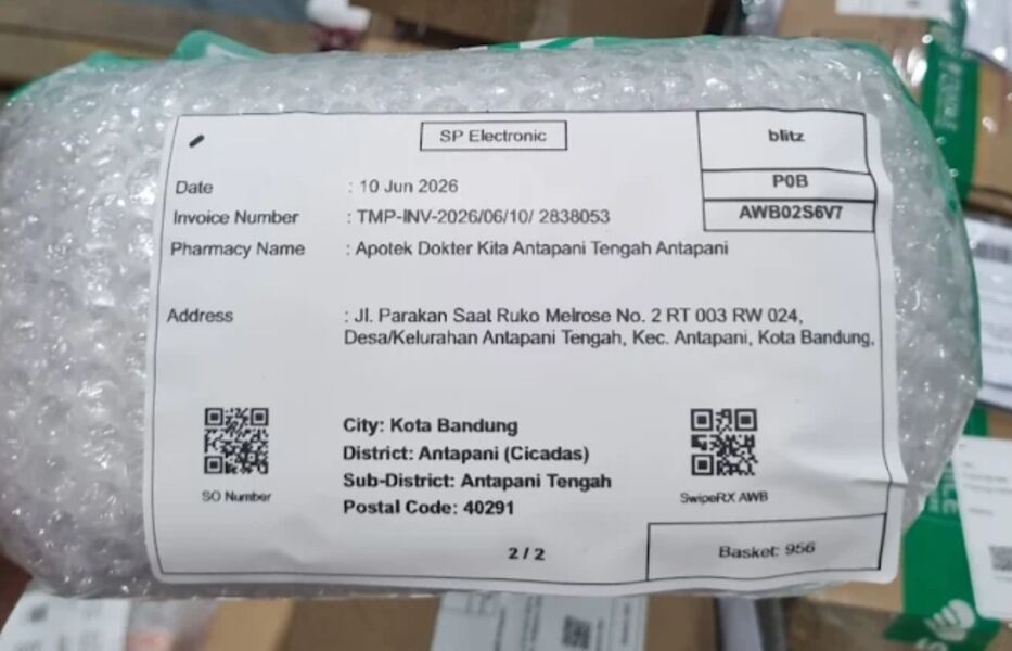 Contoh Foto stiker label pengiriman pada paket